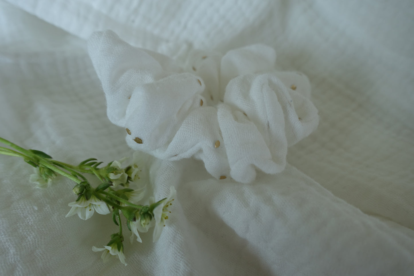 Scrunchie Goldtupfen auf weiß