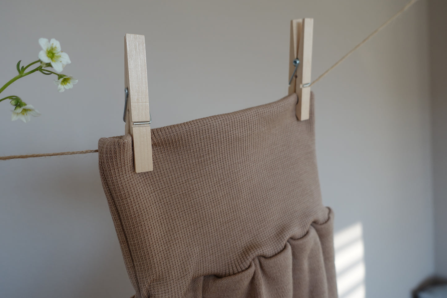 Pucksack aus feinem Merinowollstrick Sand (ca. 0-6 Monate)