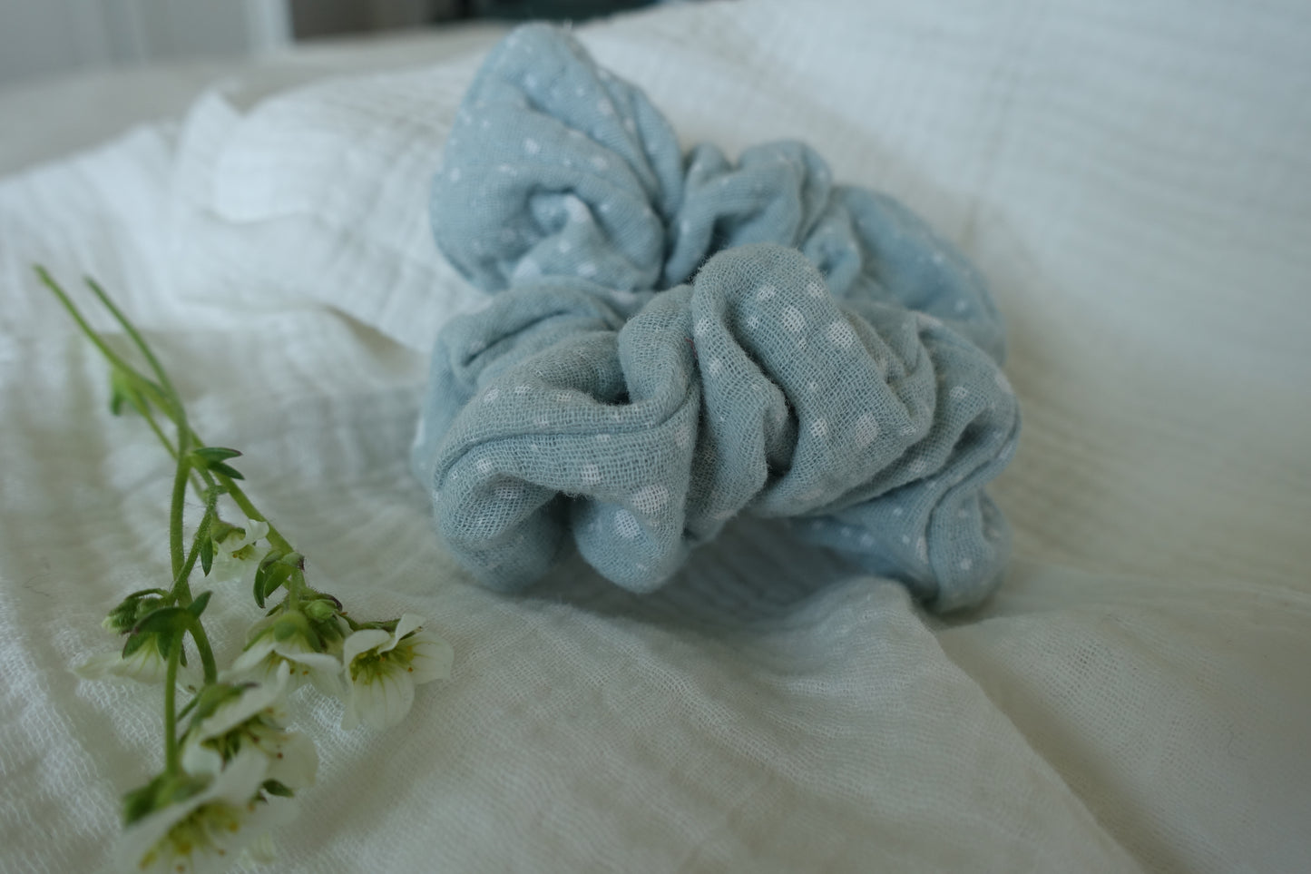 Scrunchie in Türkis mit weißen Tupfen