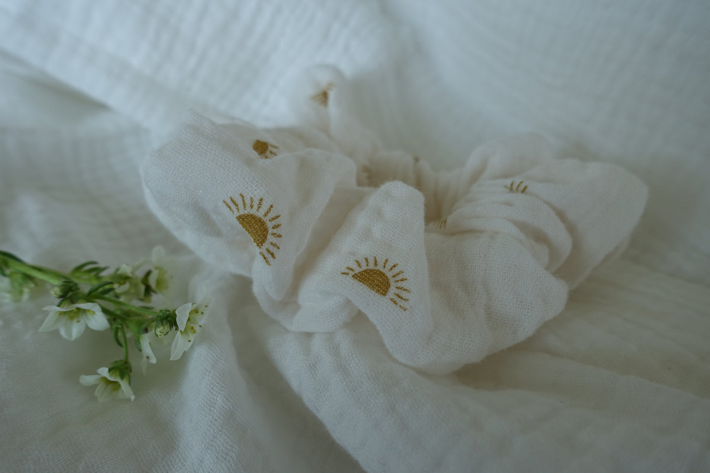 Scrunchie in weiß mit gelben Sonnen