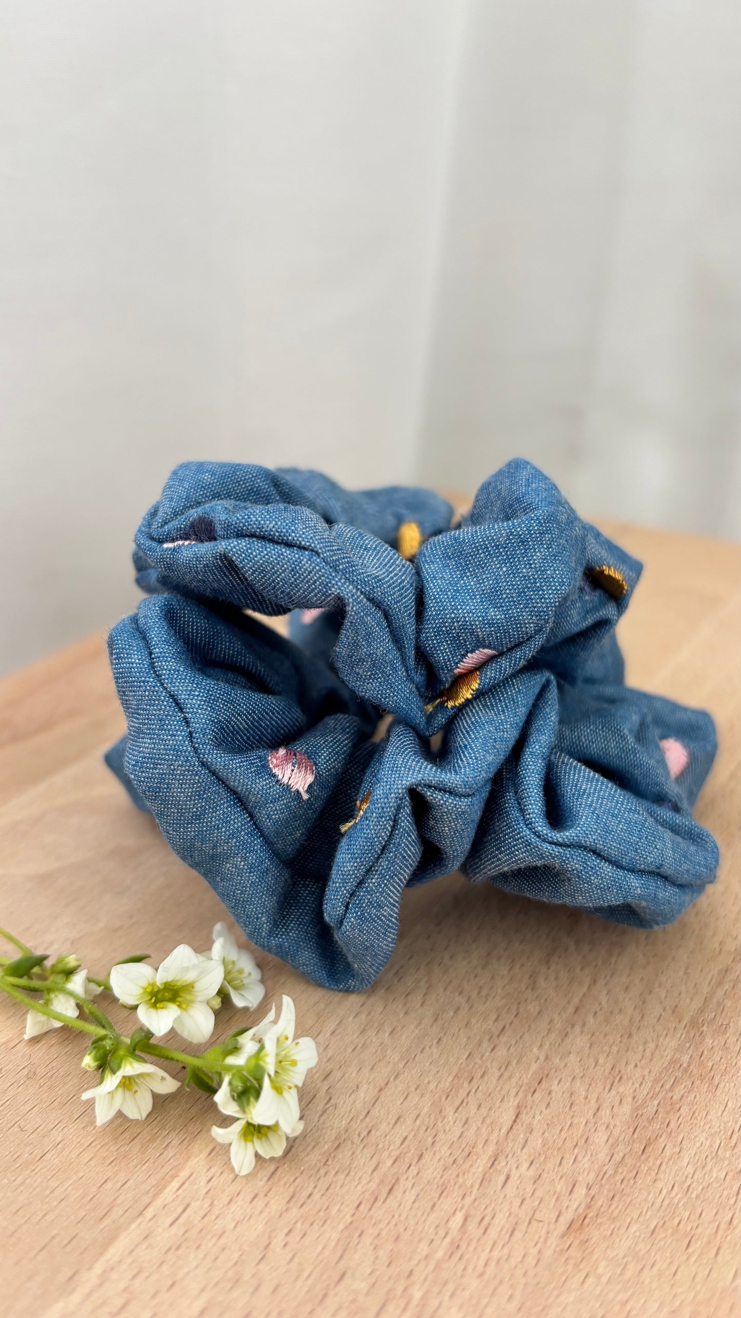 Scrunchie Jeansblau bunte Pünktchen