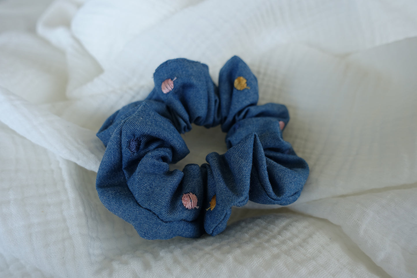 Scrunchie Jeansblau bunte Pünktchen