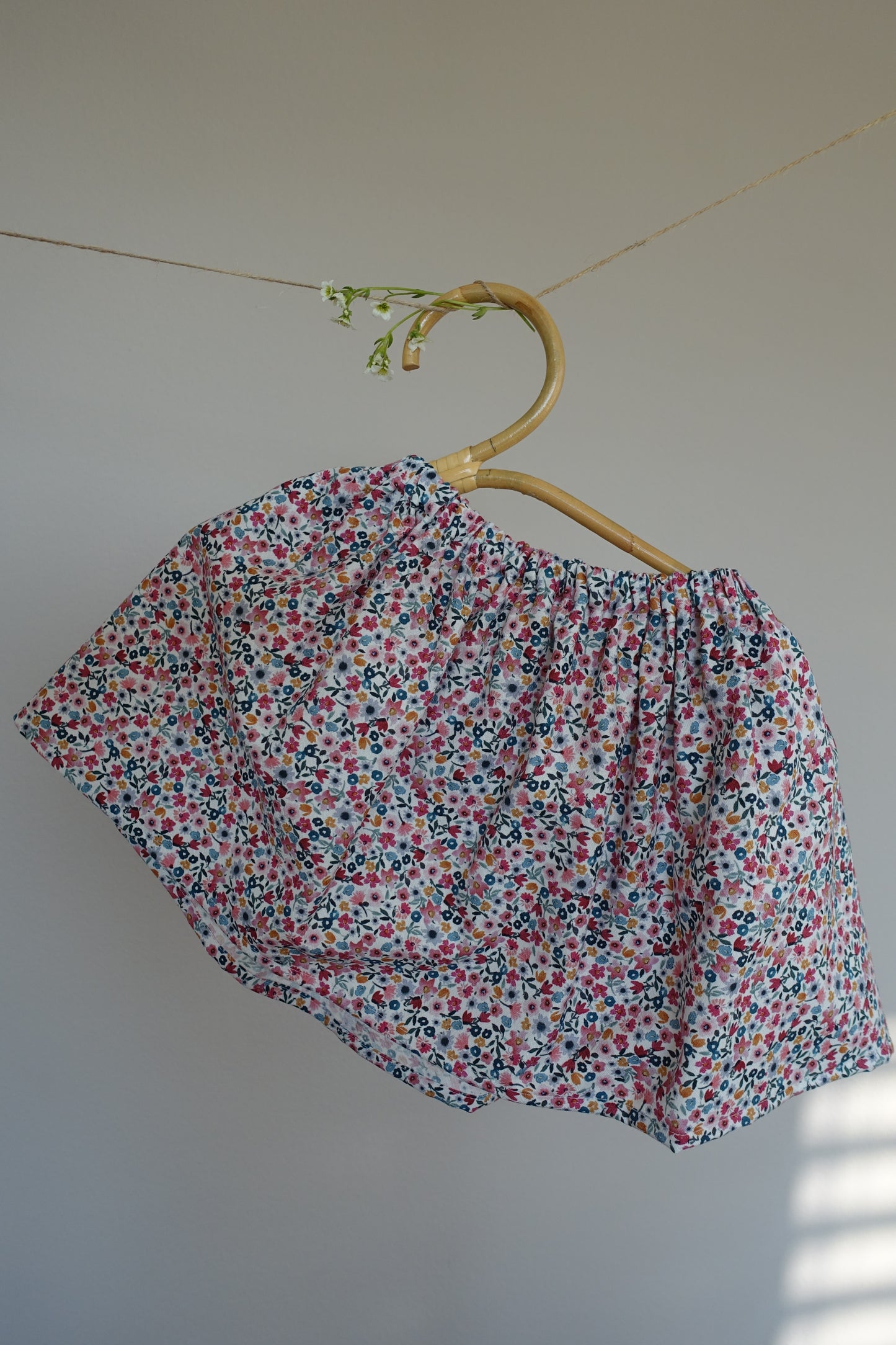 Viskoserock mit Blumenmuster in Zartrosa