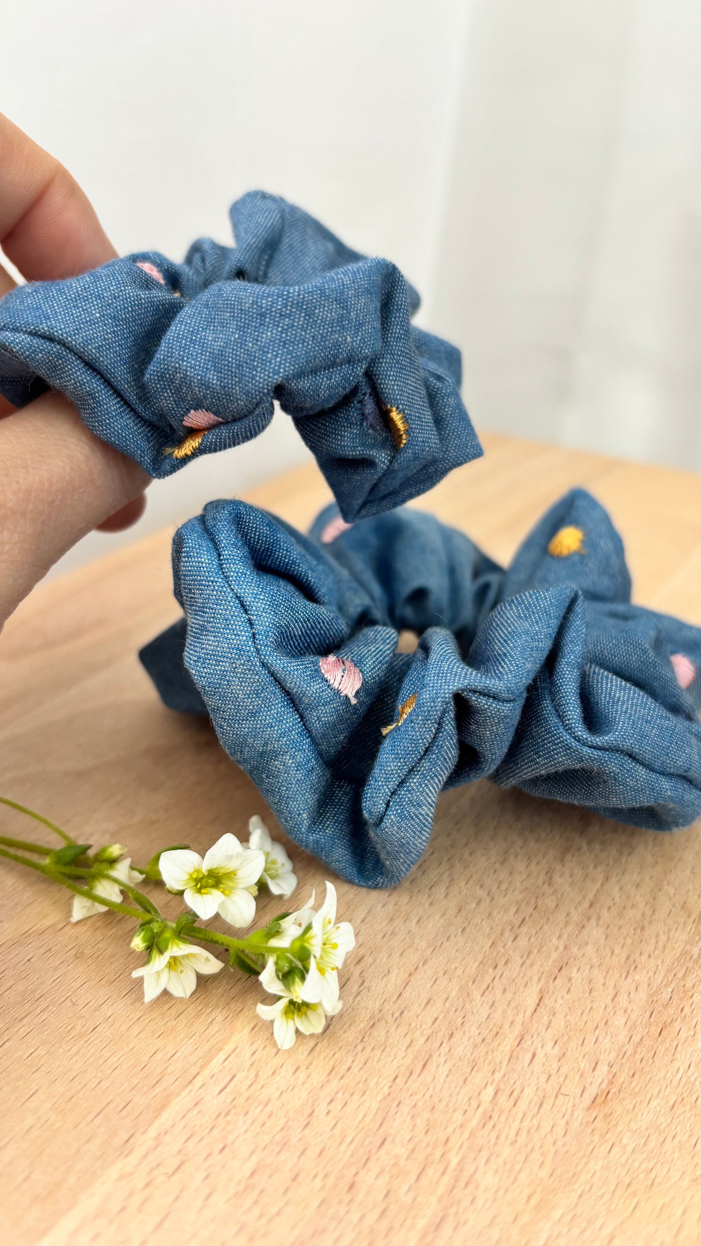 Scrunchie Jeansblau bunte Pünktchen