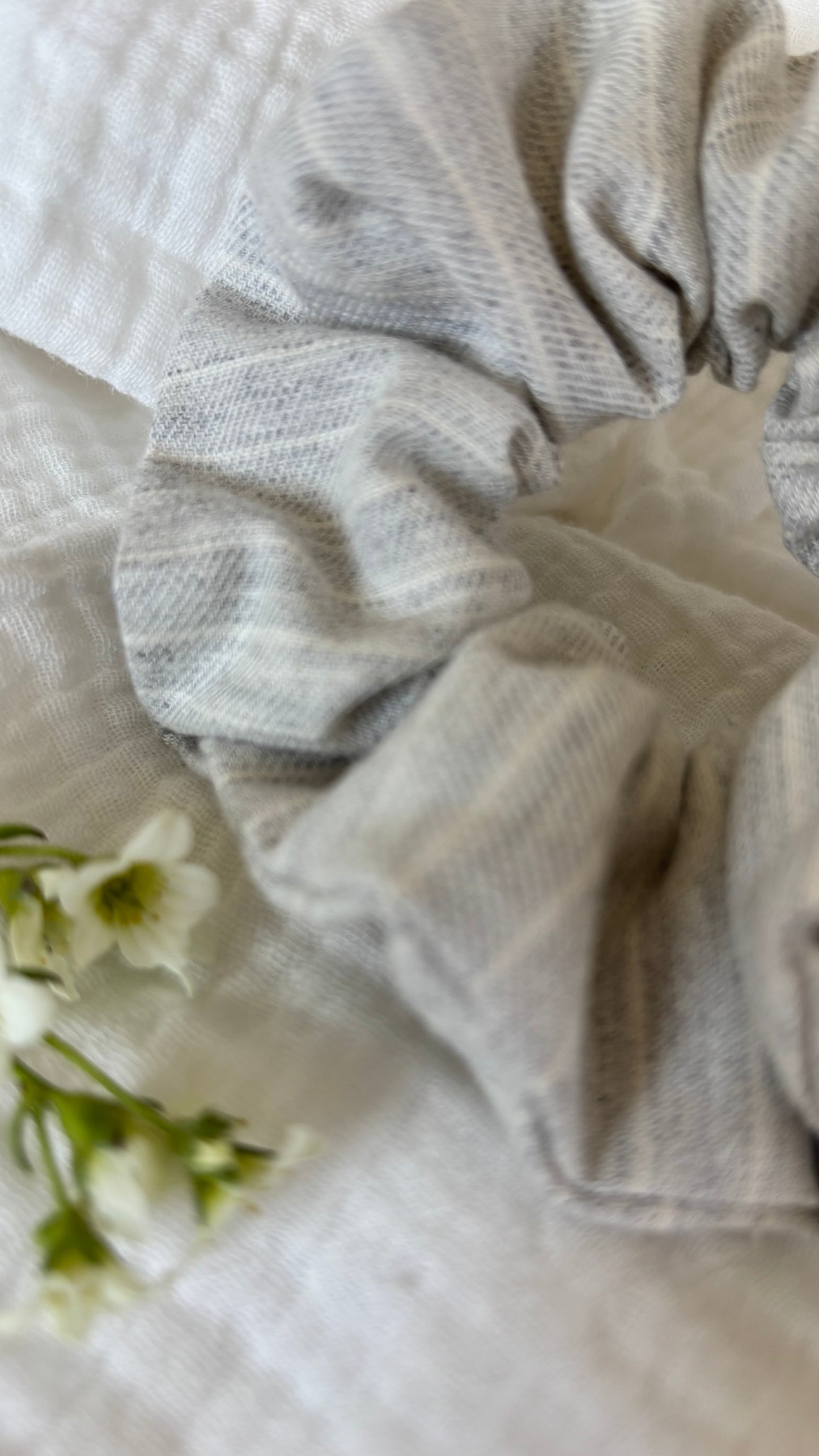 Scrunchie grau Nadelstreif‘