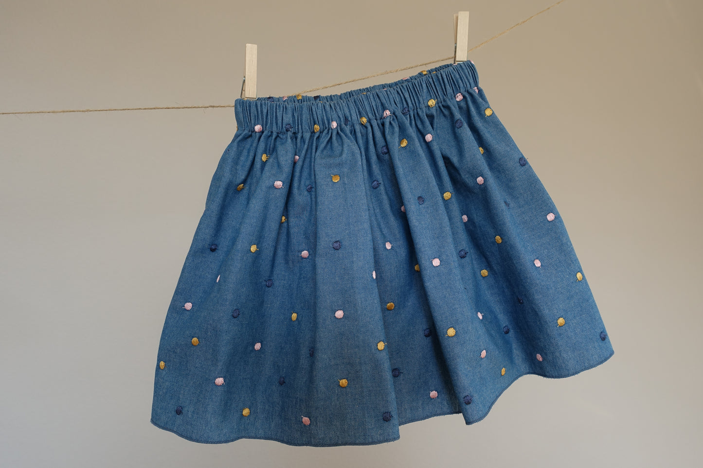 Kinderrock in Jeansoptik mit bunten Tupfen