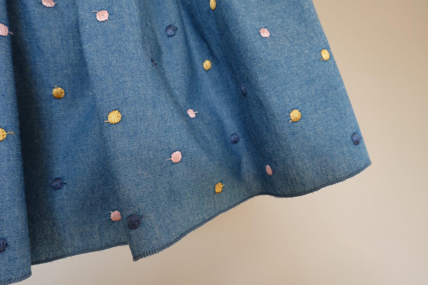 Kinderrock in Jeansoptik mit bunten Tupfen