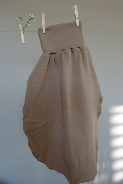Pucksack aus feinem Merinowollstrick Sand (ca. 0-6 Monate)